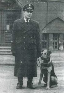 Polizei-Haupt-Wachtmeister Josef Decker und Bonzo, 1950 | airedale-kft.de